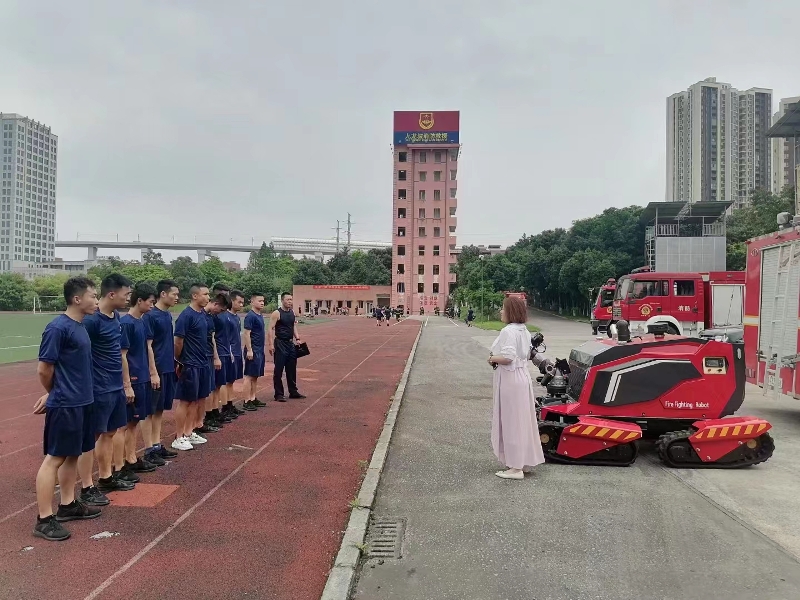 舉升搶險(xiǎn)主戰(zhàn)消防車、全地形消防滅火機(jī)器人巡展演示圓滿結(jié)束